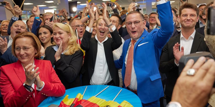 Die AfD-Chefs Alice Weidel und Tino Chrupalla jubeln in der AfD-Parteizentrale.