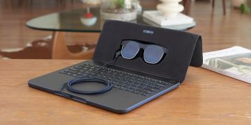 Laptop AR-Brille Schreibtisch