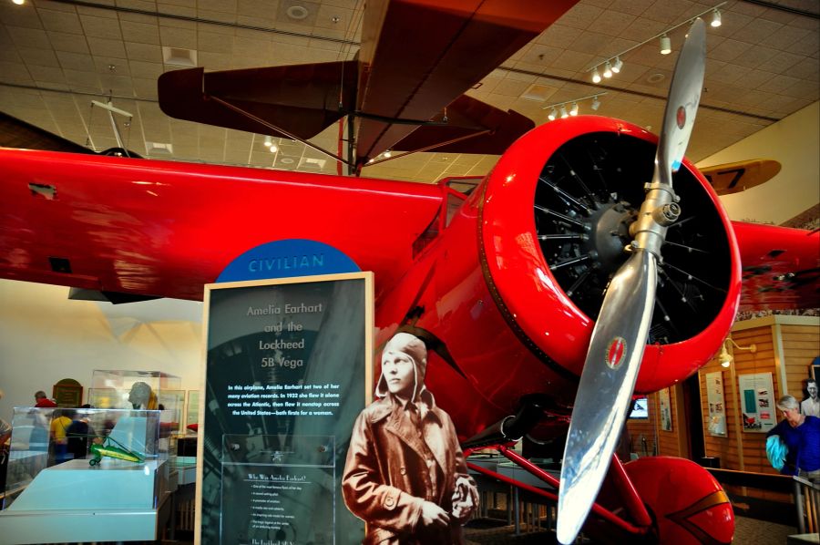 Washington, dc: amelia earhart display im nasa museum