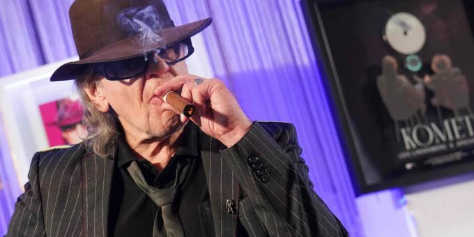 Udo Lindenberg rauchend bei Platin-Auszeichnung für den Song «Komet». Udo Lindenberg