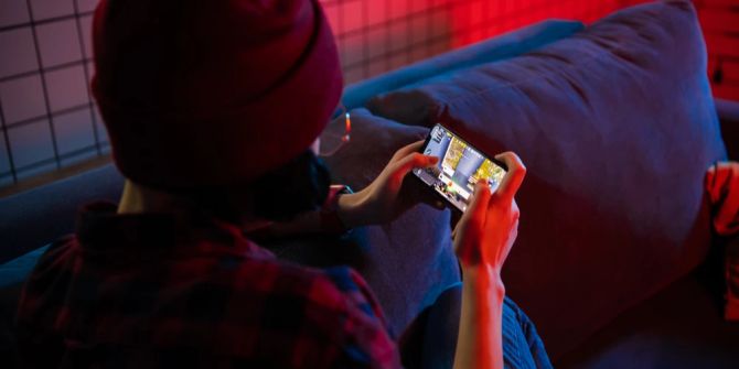 Frau Couch Smartphone Gaming dunkel Neonlicht
