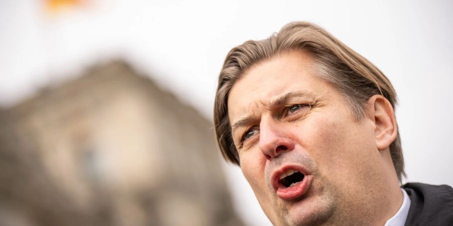 Der Europaabgeordnete steht wegen möglicher Russland- und China-Verbindungen auch selbst im Fokus.