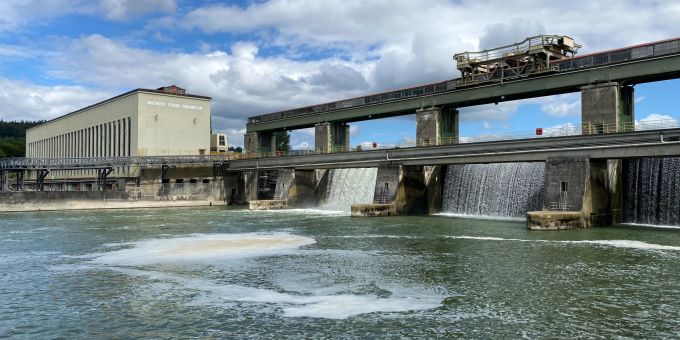 Schweizer Technologie: Das Wasserkraftwerk Ryburg-Schwörstadt. Mit seinen Kraftwerken, seiner Infrastruktur und seinen Forschungseinrichtungen spielt der Aargau eine zentrale Rolle für die Energieversorgung der Schweiz. Schweizer Technologie