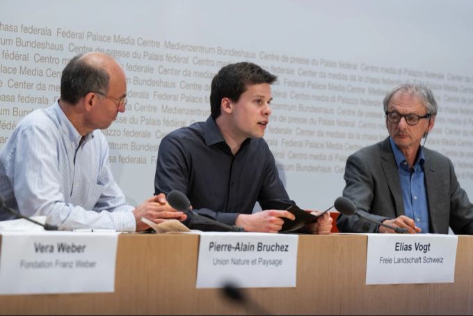 Das Naturkomitee gegen das Stromgesetz stellt an einer Medienkonferenz am 16. April seine Argumente vor. (Archivbild) Naturkomitee Stromgesetz Nein