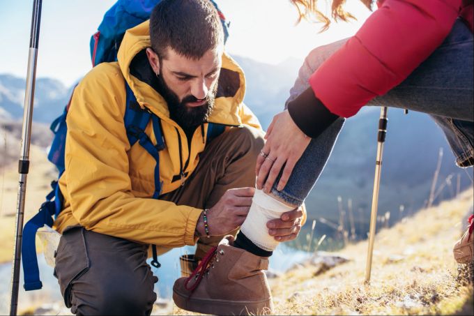 Auch Wunden können gut versorgt und verbunden werden, wenn man die richtigen Outdoor Skills beherrscht. Wunden