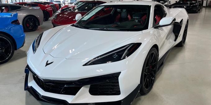Keine Frage, die Corvette wirkt modern und kantig. Ob das Design des C8 in einigen Jahren noch so zeitlos wirkt, wie frühere Corvette-Generationen, ist fraglich. Corvette C8
