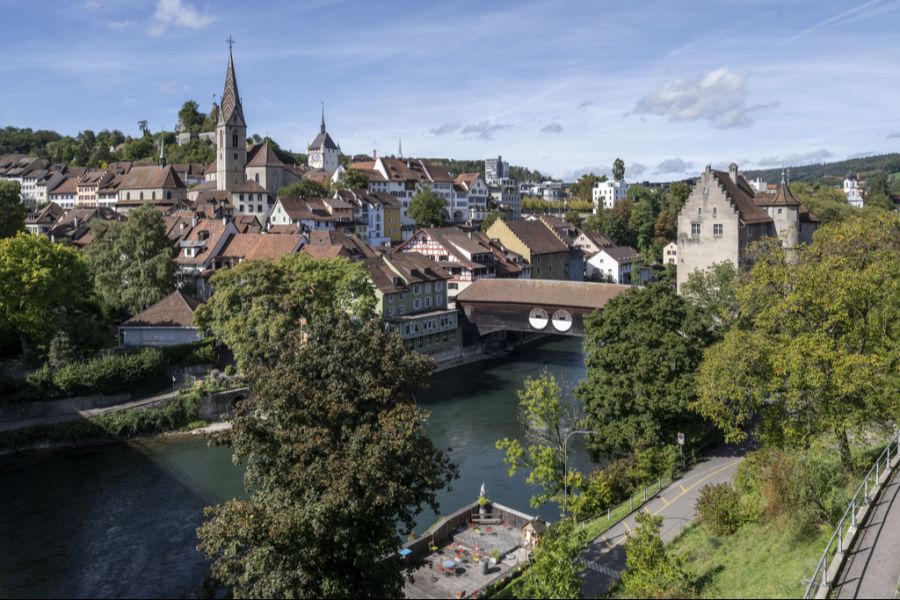 Wenn es 30 Grad oder mehr ist, gehen die Menschen in Baden AG lieber an die Limmat und nicht in die Stadt.