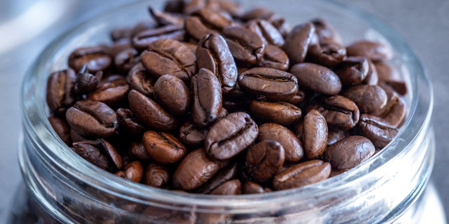 Für volles Aroma: Kaffeebohnen und -pulver sollte man gut vor Licht, Feuchtigkeit, Luft und Wärme schützen.