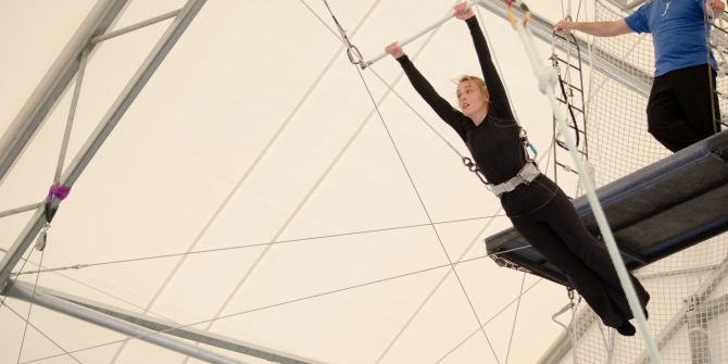 Frau Flugtrapez Mann Sport