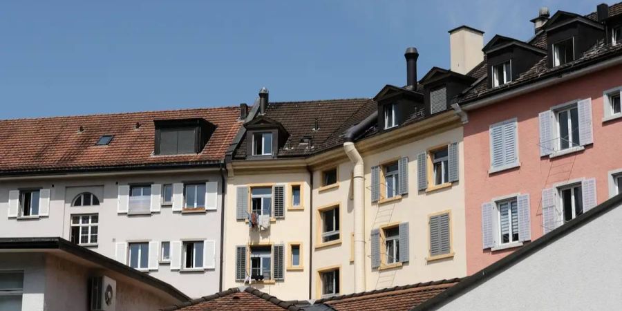 Wohnhäuser Fensterläden Obergeschosse Himmel