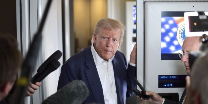 Donald Trump kritisiert, dass die Ukraine den Rohstoffdeal noch nicht unterschrieben hat. donald trump
