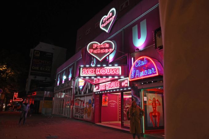Das berühmte Vergnügungsviertel – die Reeperbahn – erwacht nachts zu leben. Hamburg