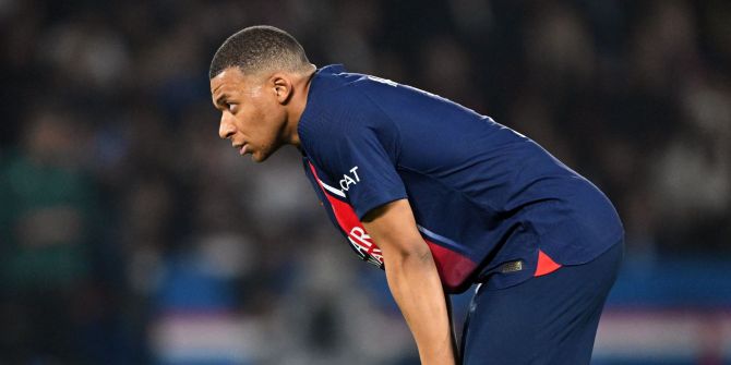 Kylian Mbappé PSG Mobbing
