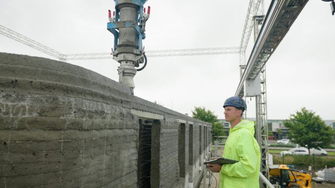 Der 3D-Drucker druckt das Beton für die Hauswände. 3d drucker wohnungen