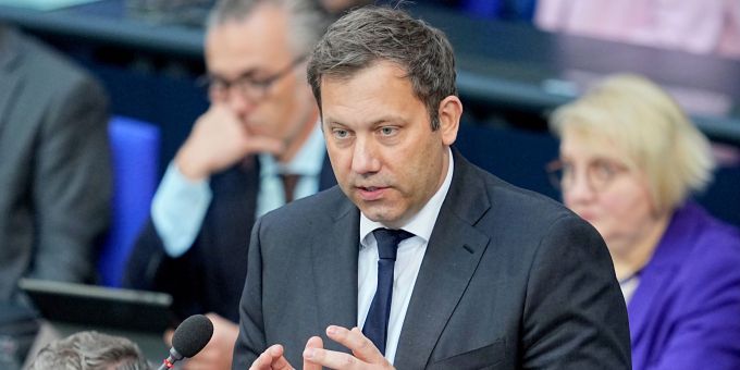 Meinung - Klingbeil: Politiker sollten in Rentenversicherung einzahlen