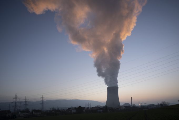 Dampf strömt aus dem Kühlturm des Kernkraftwerks Gösgen, aufgenommen beim Sonnenuntergang am 25. Januar 2022 in der Gemeinde Däniken SO. Kernkraftwerk Gösgen AKW