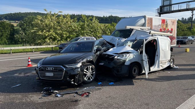 Mehrere Personen wurden bei Kollision verletzt und an den Fahrzeugen entstand grosser Sachschaden. Sachschaden