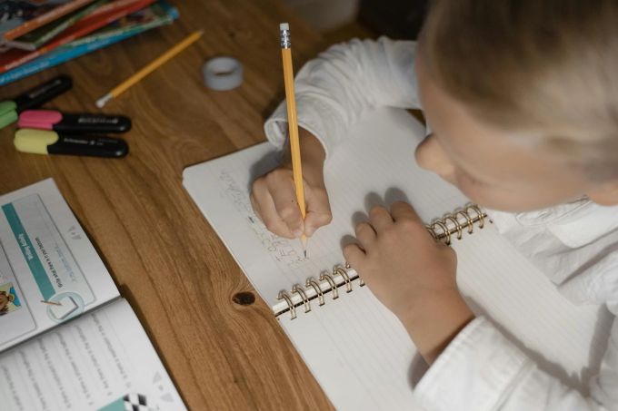 Geh bei Hausaufgaben nicht zu hart mit deinem Kind ins Gericht. Schonendes Lehren und Lernen ist deutlich effektiver. Junge, hausaufgabe