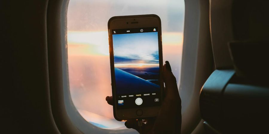 Smartphone, Flugzeug.