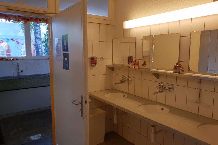 Zähne putzen und ab in den Liegestuhl? Im Campingplatz Schützenweiher geht es morgens stattdessen zur Arbeit.