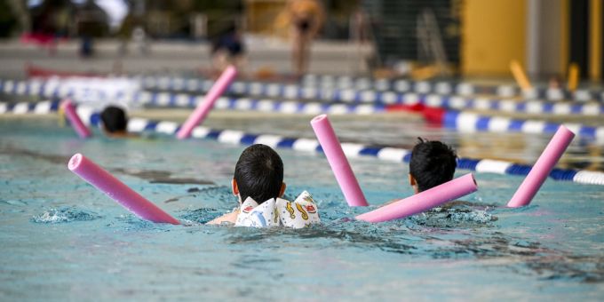 Kinder lernen im Schwimmunterricht richtig schwimmen. Schwimmunterricht
