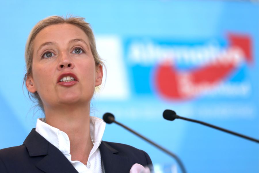 AfD-Chefin Alice Weidel lebt mit ihrer Schweizer Partnerin, Sarah Bossard, und ihren beiden Kindern in der Schweiz.