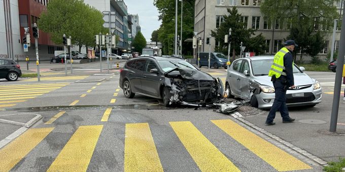 Ein Autofahrer missachtete in Aarau ein Rotlicht und verursachte so eine Kollision. Kollision