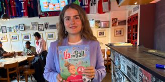 Mit neuem Buch - Berner Fussballerin brilliert in FCB-Hochburg