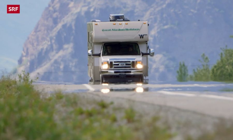 Mira Weingart und die SRF-Crew fahren mit einem Camper durch Alaska.
