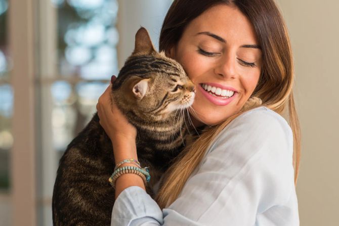 Frau mit Katze