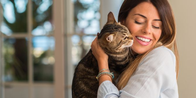 Frau mit Katze