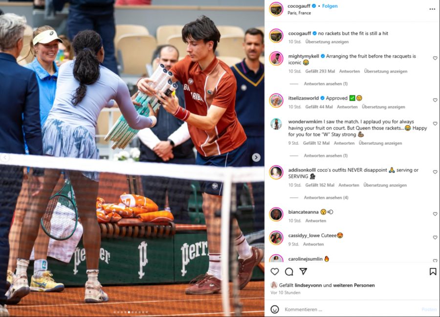 Ein Balljunge muss der Amerikanerin die Rackets nachliefern.