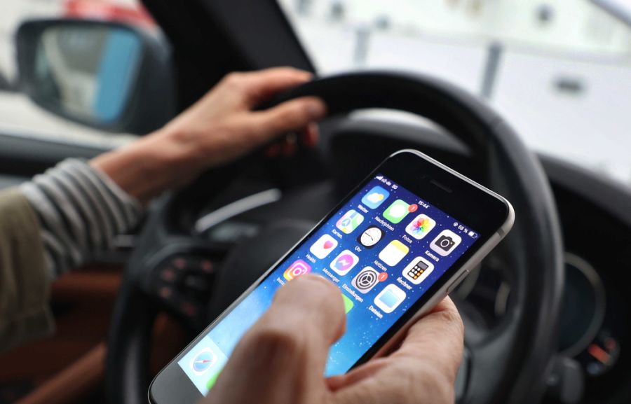 ... sein i Phone ... (Symbolbild)