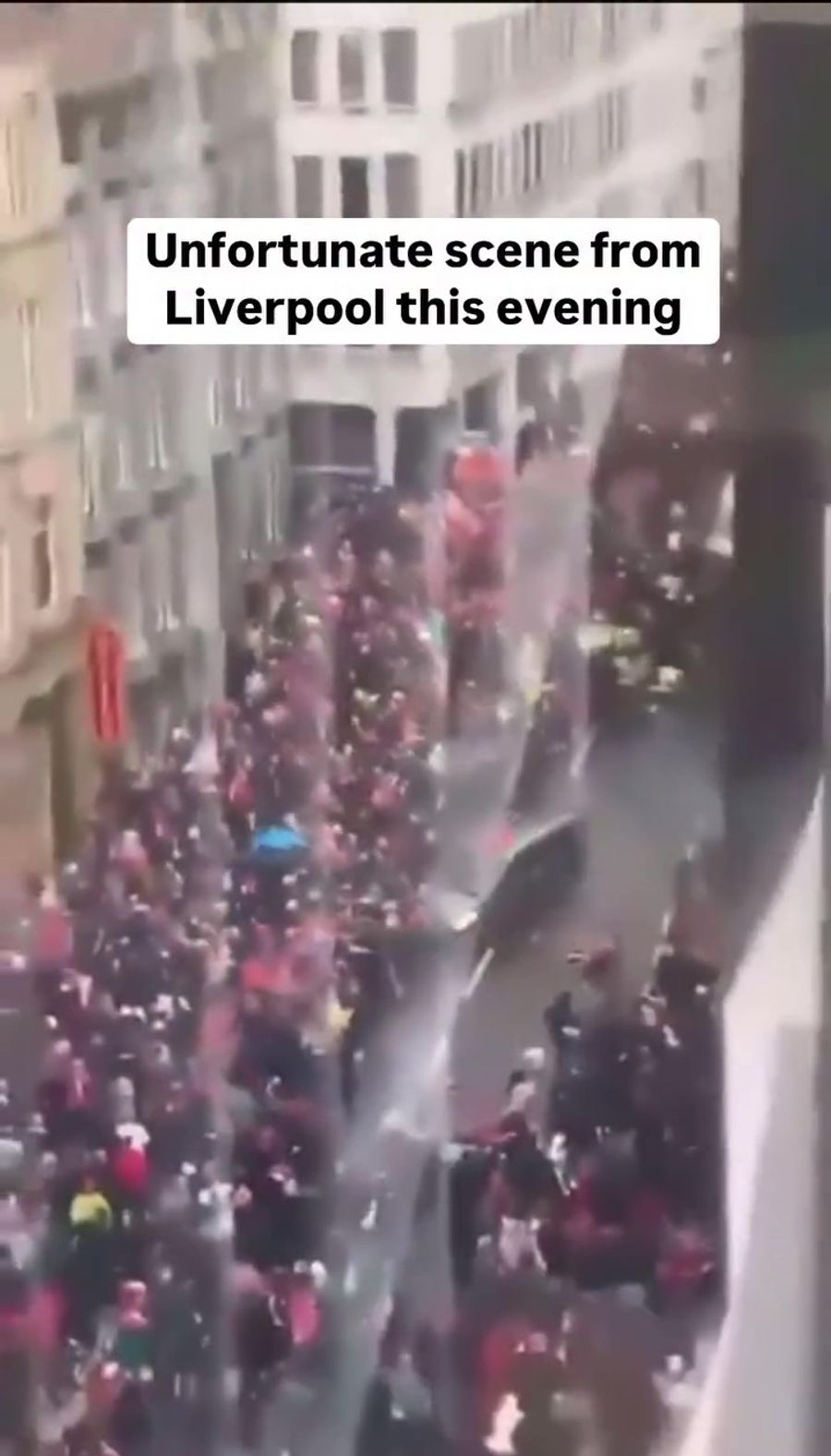 Ausschnitte aus einem Video, das zeigt, wie ein Auto in die Menschenmenge in Liverpool rast