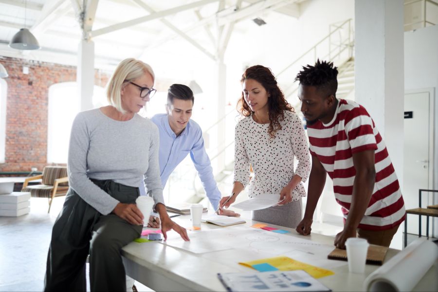 Arbeitsteam, Kollegen arbeiten an einem Projekt