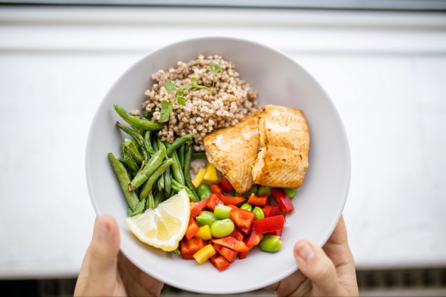 Teller mit Essen, Gemüse, Fisch