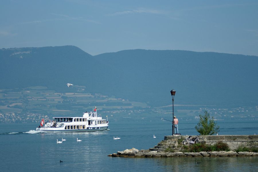 Lust auf eine schöne Schifffahrt? Auf dem Neuenburger-, Murten- und Bielersee gibts reizvolle Themenkreuzfahrten und kulinarische Erlebnisse – perfekt, um die Seenlandschaft aus neuer Perspektive zu entdecken.