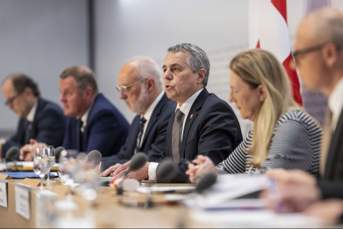 Grossaufmarsch an der Medienkonferenz zu den EU-Abkommen (v.l.m.r.): BFE-Direktor Benoît Revaz, Chefunterhändler Patric Franzen, EDA-Staatssekretär Alexandre Fasel, Bundesrat Ignazio Cassis, Seco- Staatsekretärin Helene Budliger Artieda, SEM- Staatssekretär Vincenzo Mascioli., Helene Budliger Artieda