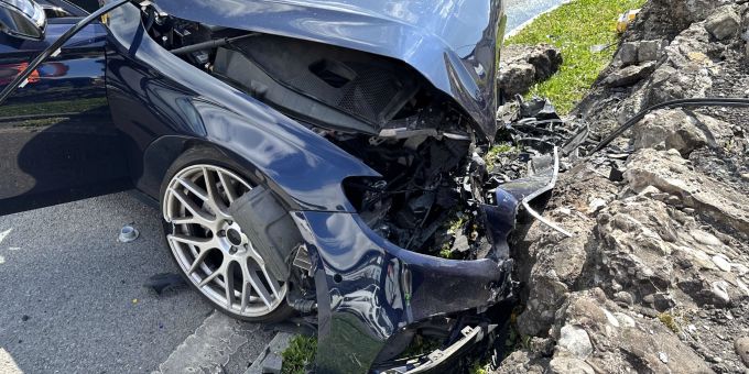 Ibach SZ - Autofahrer kollidiert mit Stützmauer – Verletzte