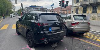 St. Gallen - Autofahrer prallt gegen stehendes Fahrzeug