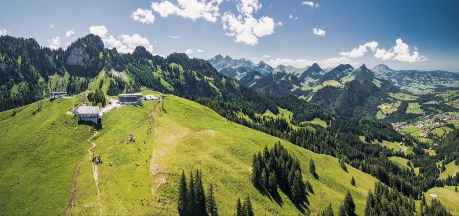 Mitten in der Region La Gruyère liegt der Berg Vounetz oberhalb von Charmey. Begeben Sie sich auf eine einfache Wanderung und geniessen Sie das atemberaubende Panorama.