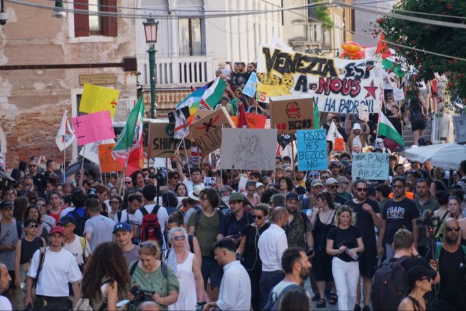 Die Hochzeit von Jeff Bezos und seiner Lauren rief jedoch auch viele Proteste hervor. Hochzeit Jeff Bezos