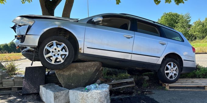 Oensingen SO: Auto kommt bei Selbstunfall auf Stein zum Stillstand. Oensingen SO
