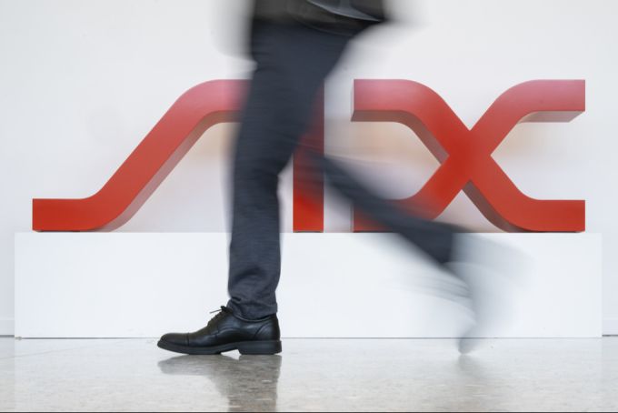 Der SMI Index liefert seit Jahresbeginn eine stabile Performance. (Symbolbild) SIX SMI Index Mann
