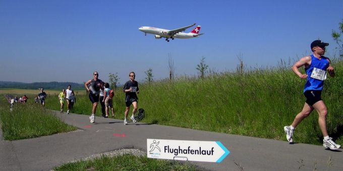 Beim Flughafenlauf in Kloten ist ein Teilnehmer gestorben. (Archivbild) kloten