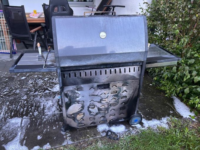 Der Brand konnte durch den Besitzer und Nachbarn gelöscht werden. Sachschaden