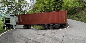 Oberdorf SO - Sattelschlepper bleibt in Kurve stecken – Sperrung