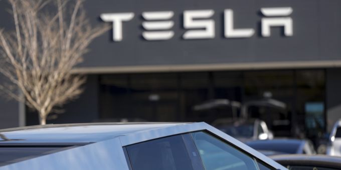 Bevor Tesla sein Robotaxi auf die Strassen bringen kann, muss das Unternehmen viele Fragen beantworten. (Symbolbild) Tesla Cybertruck Robotaxi
