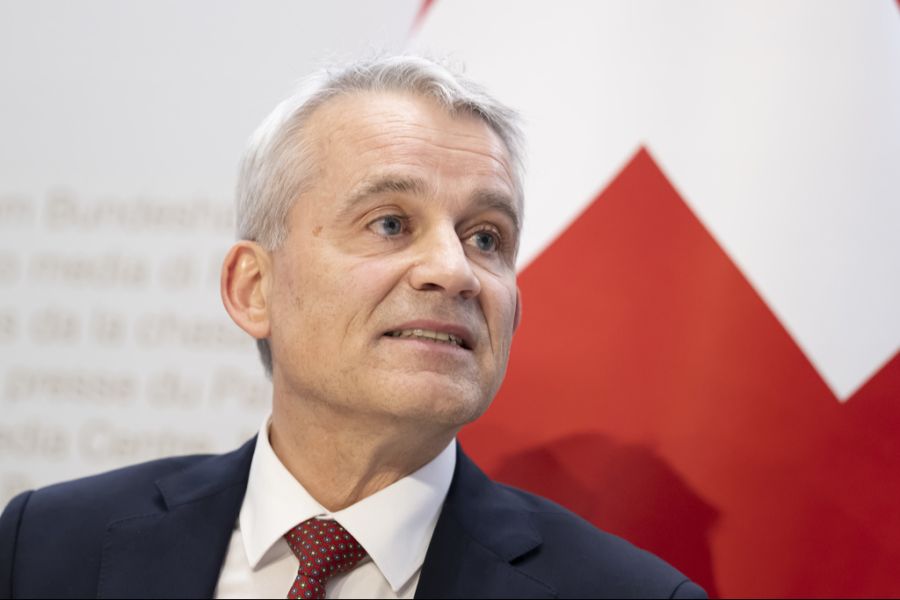 Justizminister Beat Jans will dem Bundesrat offenbar vier Indikatoren vorschlagen, die eine Prüfung der Schutzklausel-Aktivierung auslösen sollen.