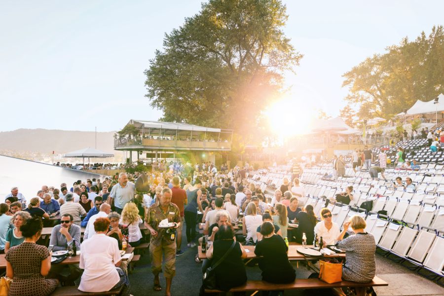 Gemütliches Beisammensein beim Auftakt des Allianz Cinema Zürich 2025.